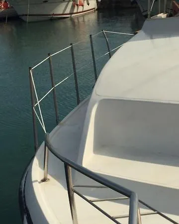 Botel Barco Apartamento Flotante Garraf