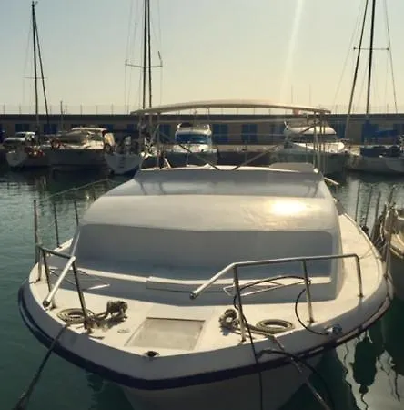 Botel Barco Apartamento Flotante *