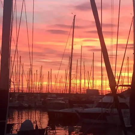Barco Apartamento Flotante Hotel na wodzie Garraf